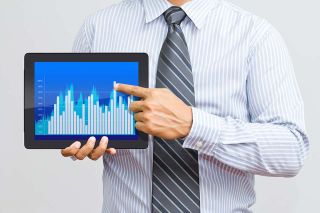 Foto: Mann mit Tablet